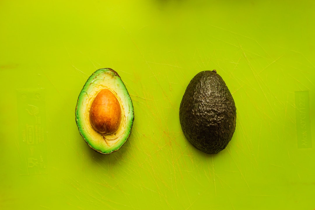 Hormonspiegel natürlich erhöhen – Avocado und gesunde Fette für die Hormonproduktion