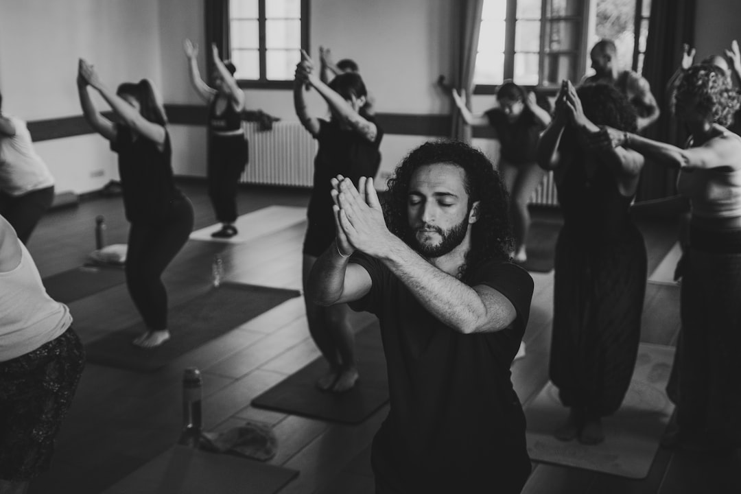 Meridian-Stretching Übungen – Gruppe praktiziert Yoga und Meridianarbeit im Studio