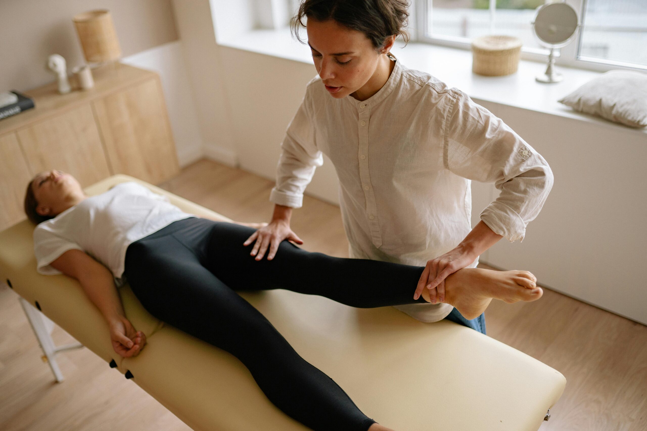 Patellalateralisation Physiotherapie – Therapeutin bei Knierehabilitation