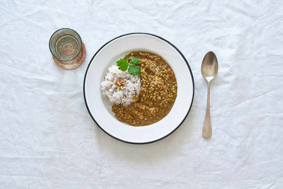 Welche Linsen sind am gesündesten – Linsensuppenrezept in Schüssel mit Löffel